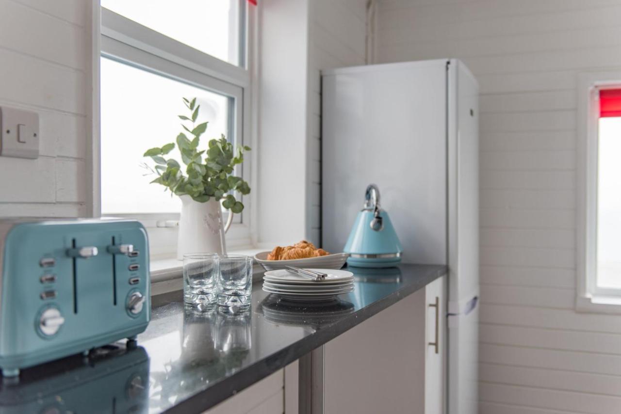Wave Cottage By Bloom Stays Sandgate Bagian luar foto